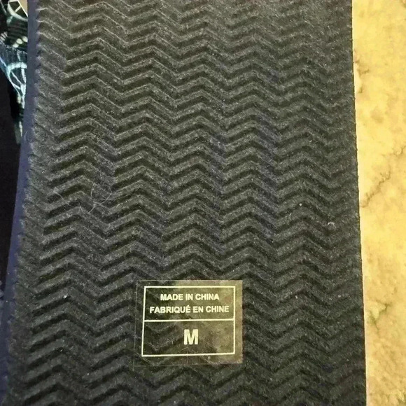 Vera Bradley flip flops size Medium - Picture 2 of 4